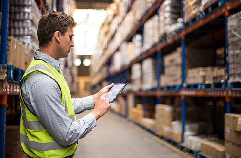 Warehouse worker with clipboard - Nitro CBRS Private LTE - Motorola Solutions